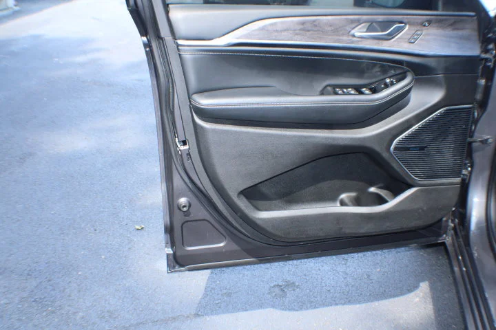 Used 2022 Gray Jeep Overland 4x4 image 6