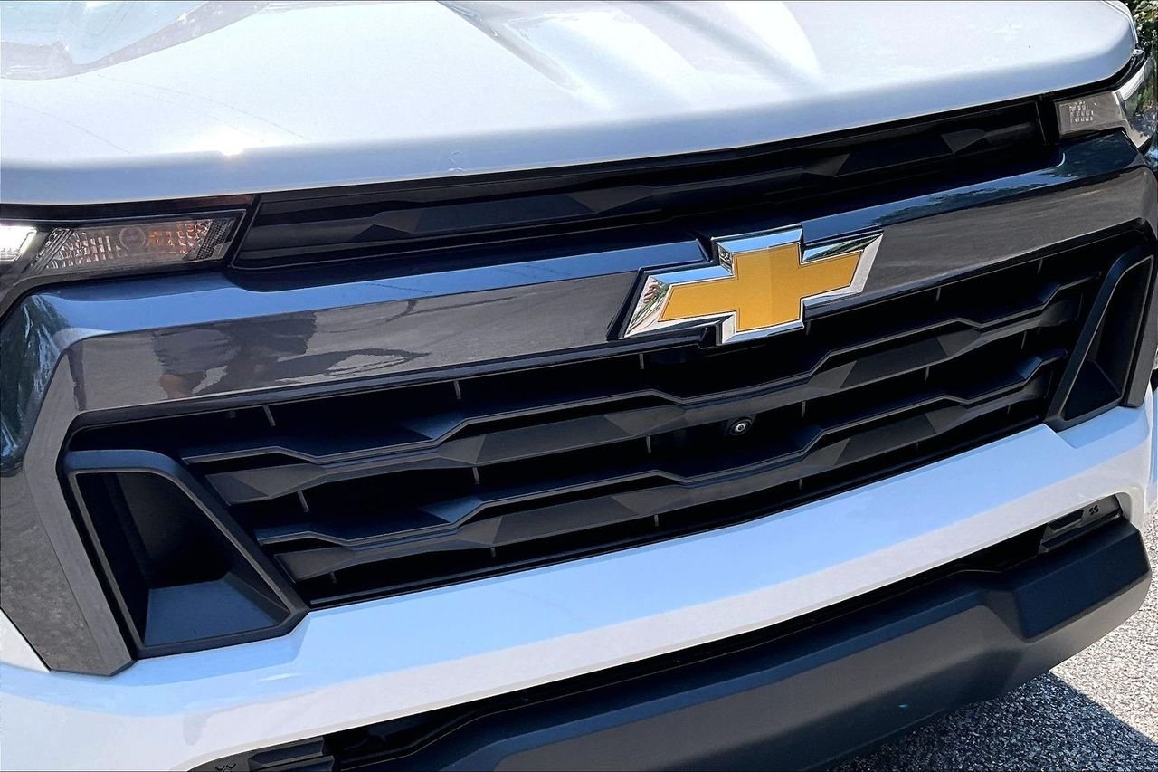 Used 2025 White Chevrolet LT image 33