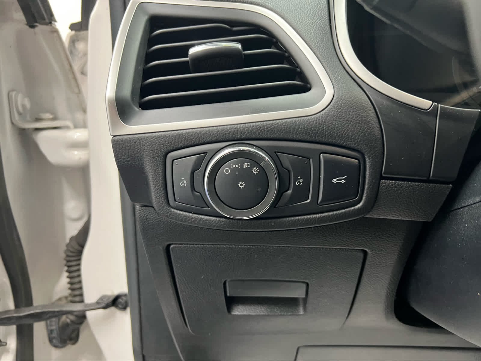 Used 2015 White Platinum Metallic Tri-Coat Ford SEL image 21