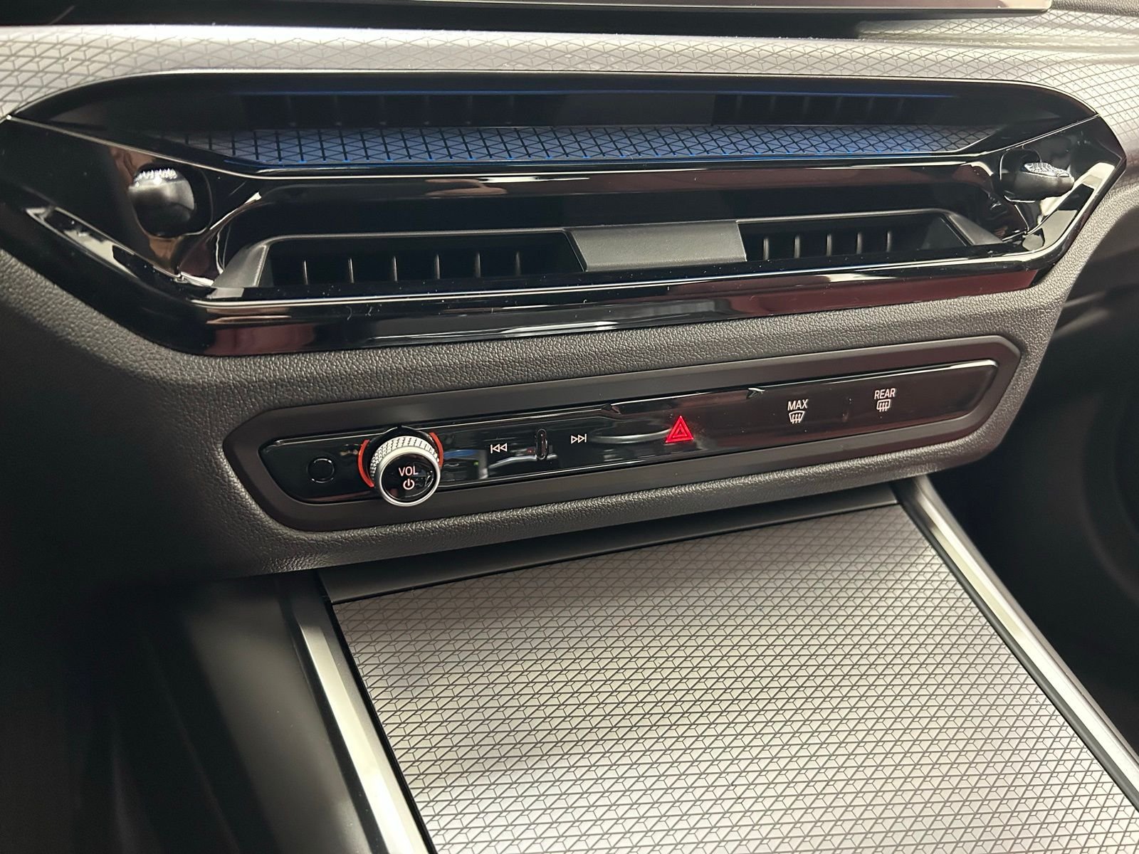 New 2026 Skyscraper Grey Metallic BMW xDrive40 image 28
