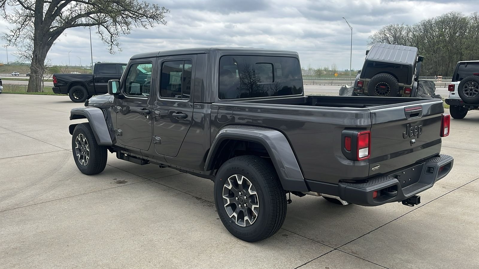 New 2026 Granite Crystal Metallic Clear-Coat Exterior Paint Jeep Sahara image 6