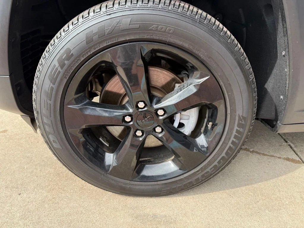 Used 2023 Silver Jeep Altitude image 12