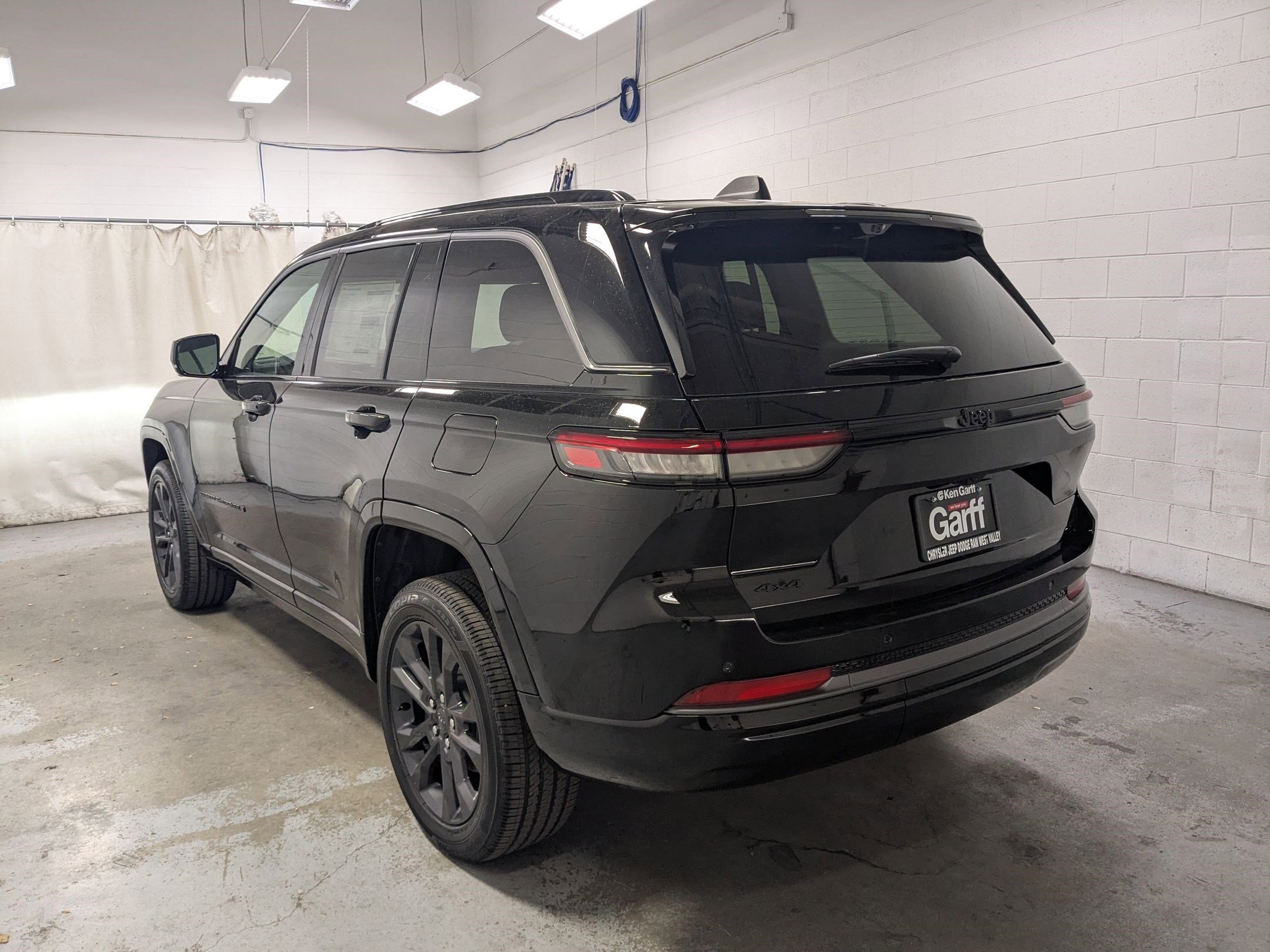 New 2026 Diamond Black Crystal Pearl-Coat Exterior Paint Jeep Limited Reserve image 7
