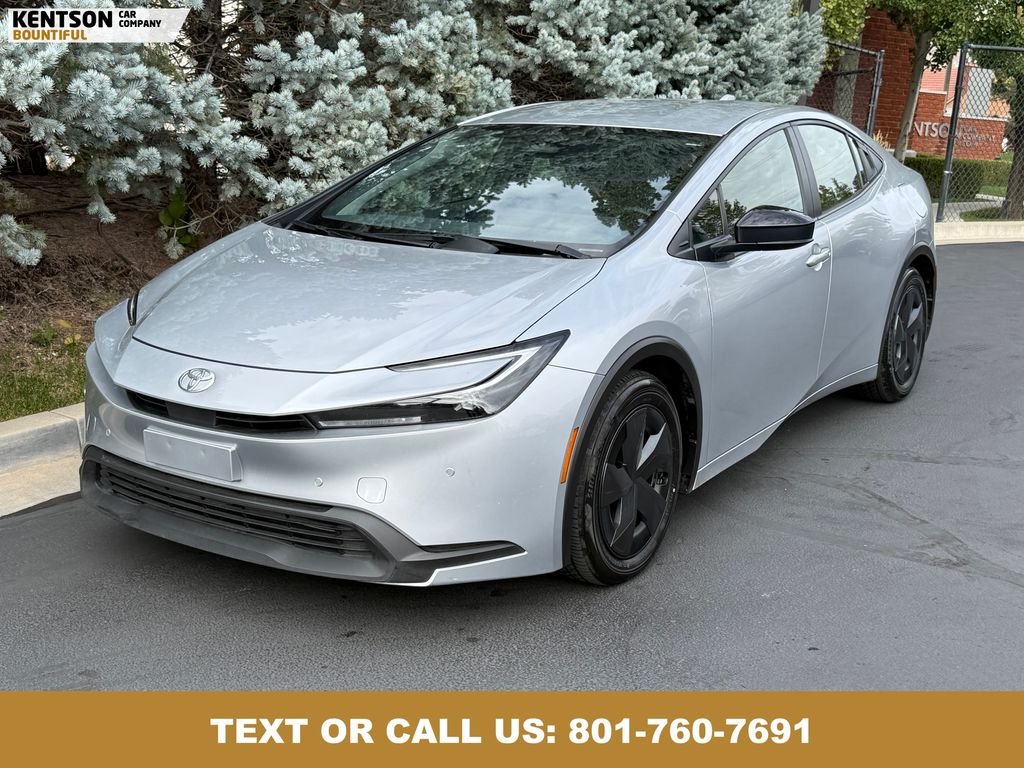 2025 Toyota Prius LE photo 3