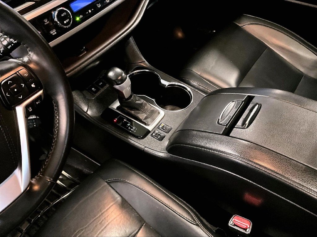 Used 2017 Black Toyota XLE image 21