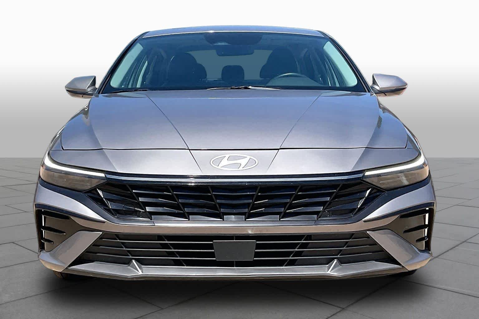 Used 2025 Fluid Metal Hyundai Limited image 4