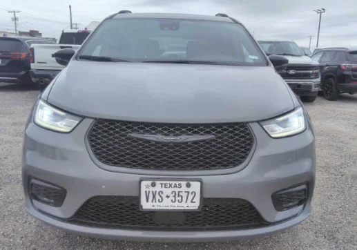 Used 2025 Ceramic Gray Clearcoat Chrysler Limited image 2