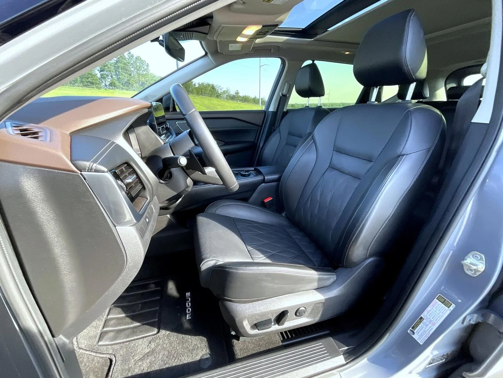 Used 2023 Gray Nissan Platinum image 10