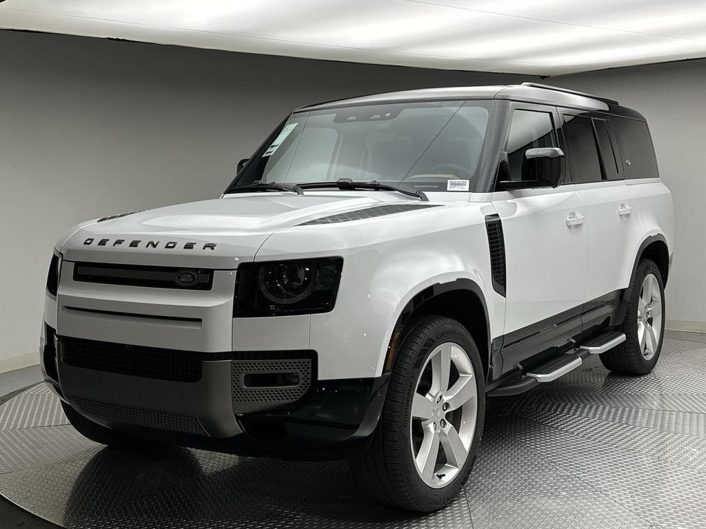 Used 2024 Fuji White Land Rover X-Dynamic SE image 1