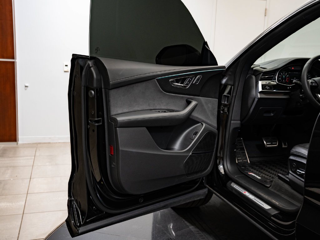 Used 2025 Mythos Black Metallic Audi 4.0T image 27
