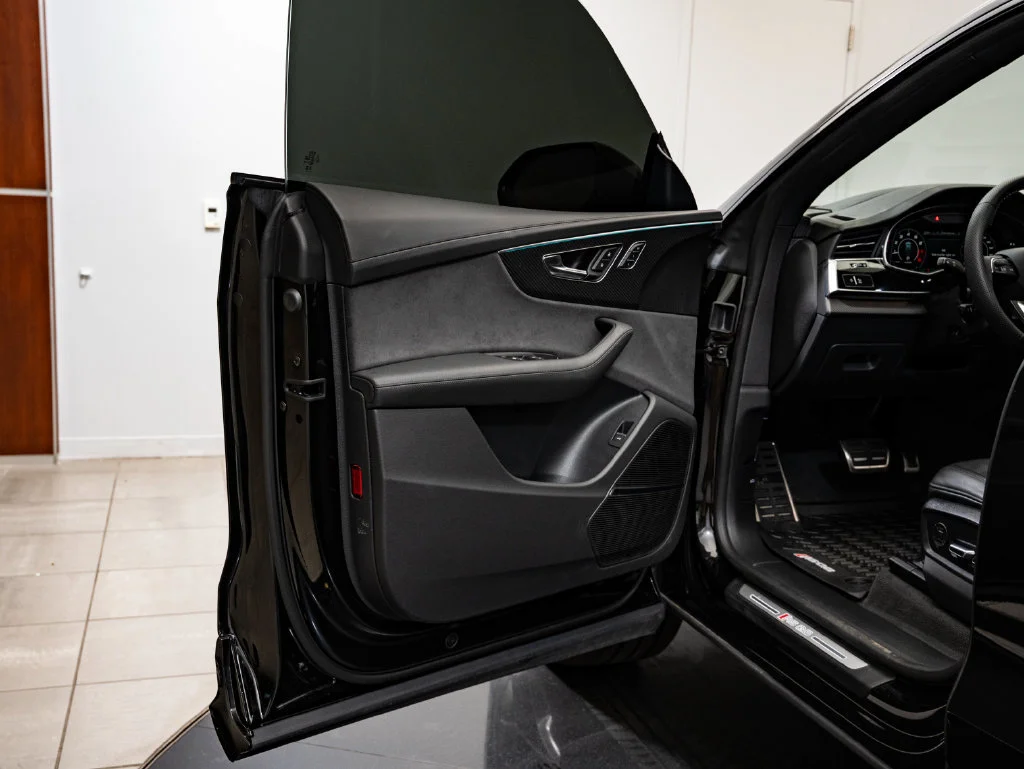 Used 2025 Mythos Black Metallic Audi 4.0T image 27