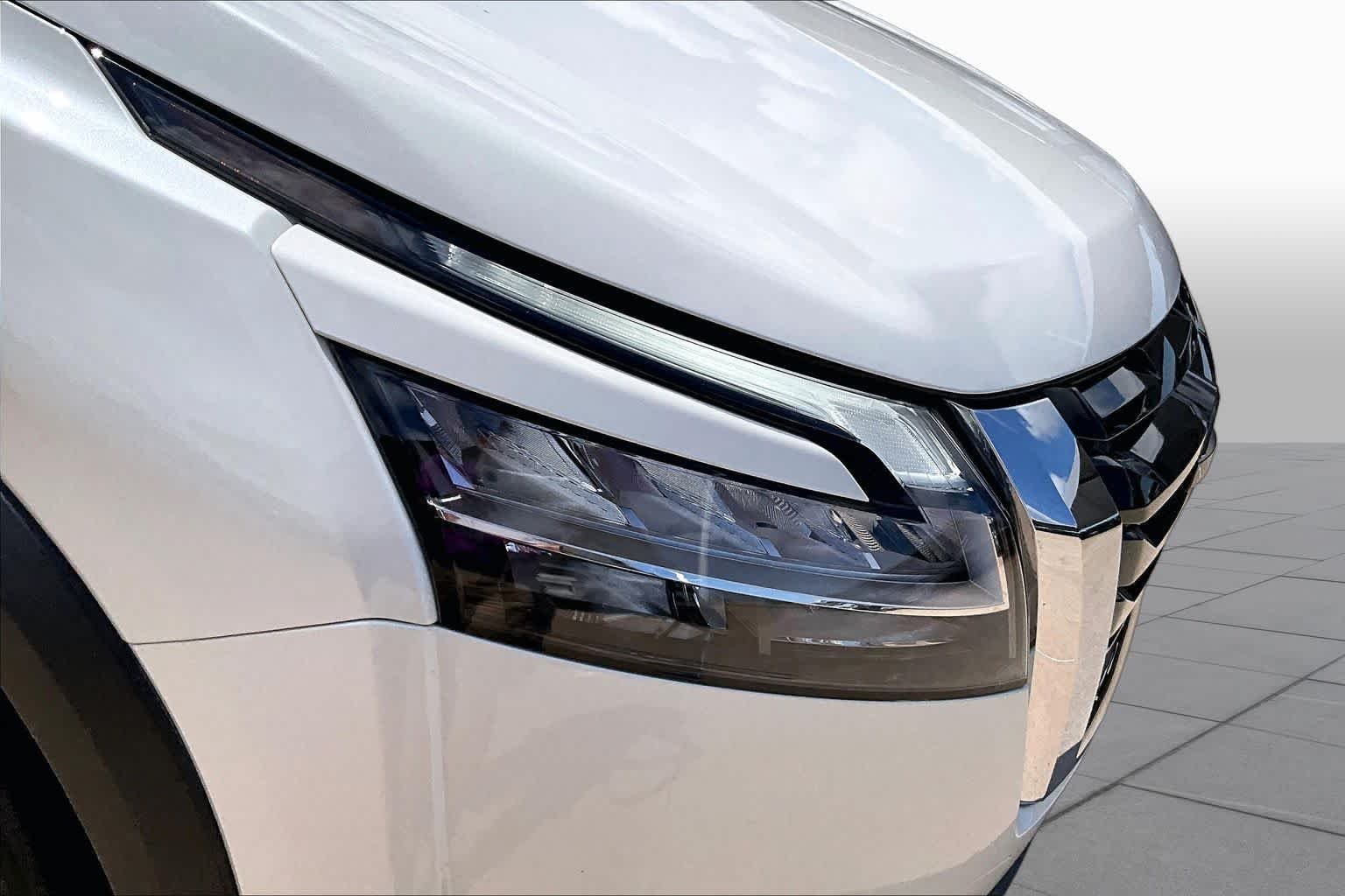 Used 2022 Pearl White Tricoat Nissan Platinum image 27