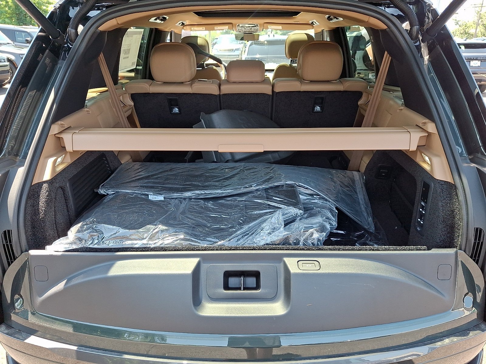 New 2026 Belgravia Green LAND ROVER SE LWB 7-Seats / V8 image 16