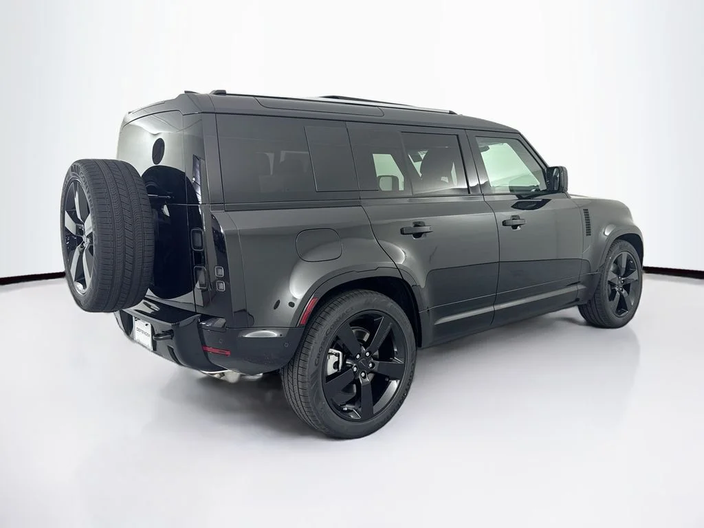 New 2026 Santorini Black Land Rover X-Dynamic SE image 5