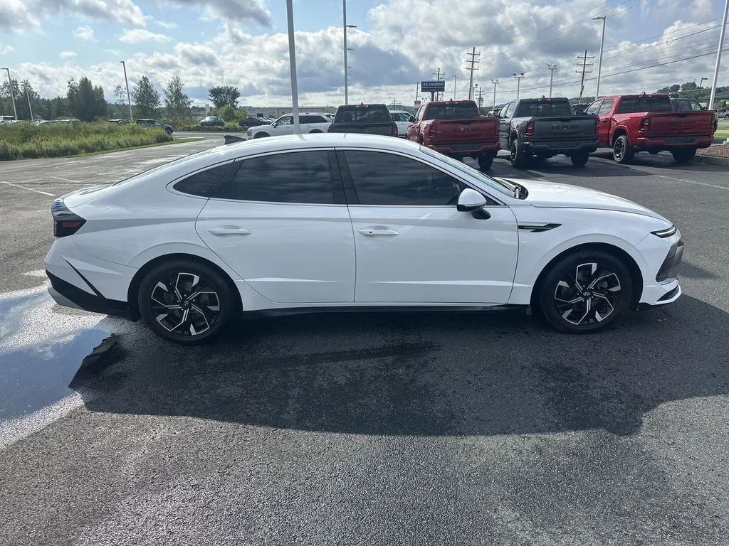 Used 2024 White Hyundai SEL image 9