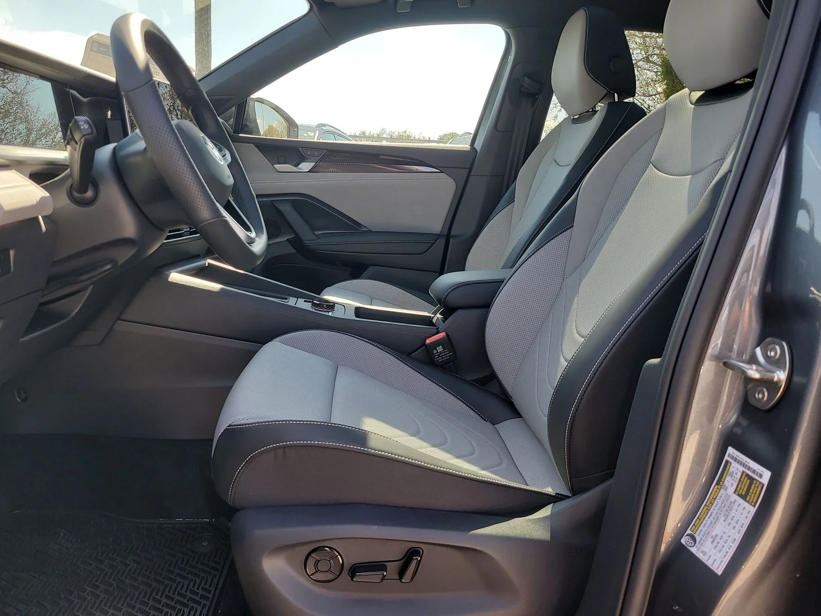 New 2026 Platinum Gray Metallic Volkswagen 2.0T SE R-Line Black image 18