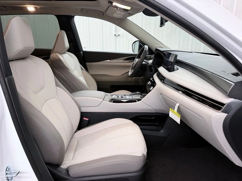 New 2027 RADIANT WHITE INFINITI Luxe FWD image 45