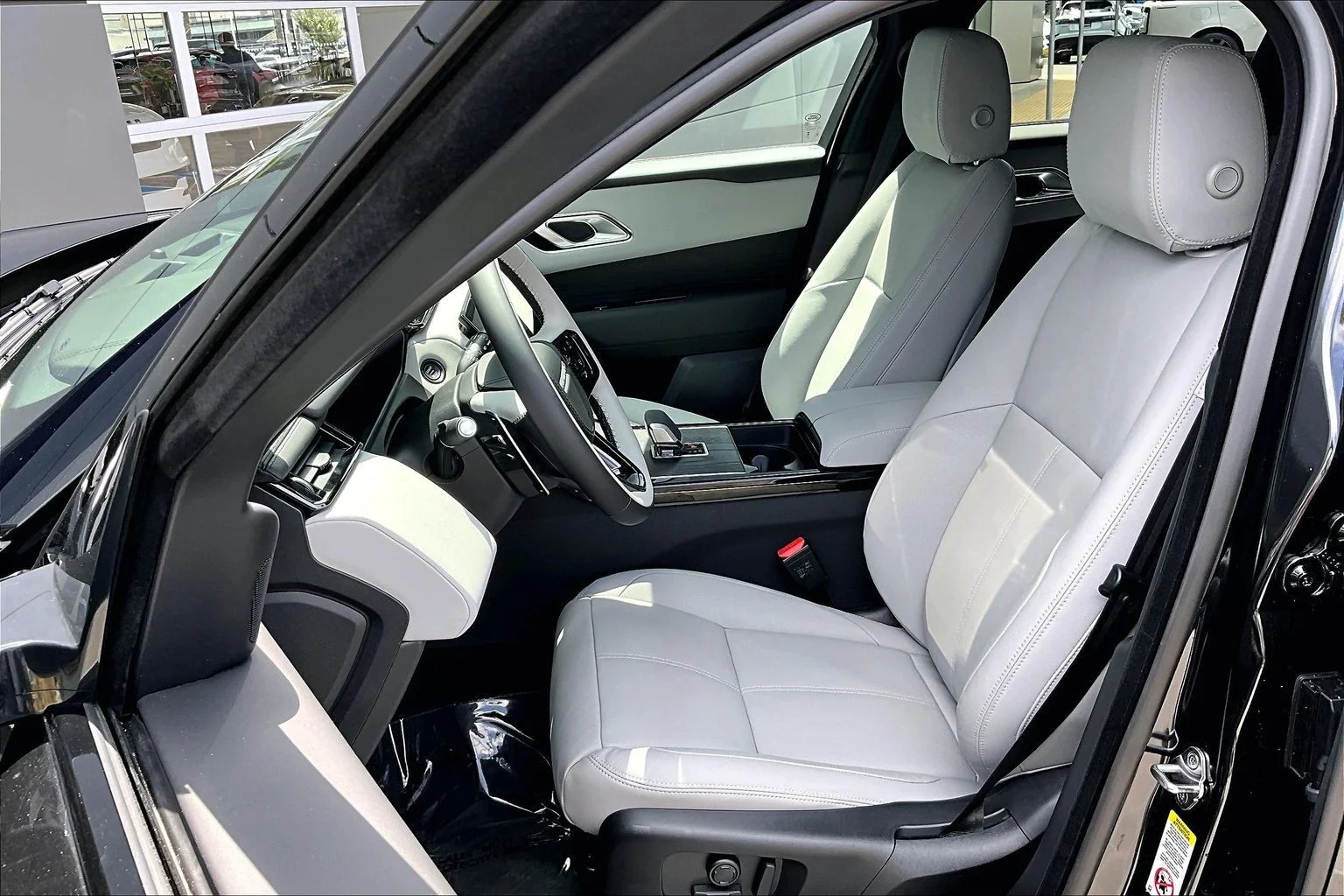 New 2026 Santorini Black Land Rover Dynamic SE image 9