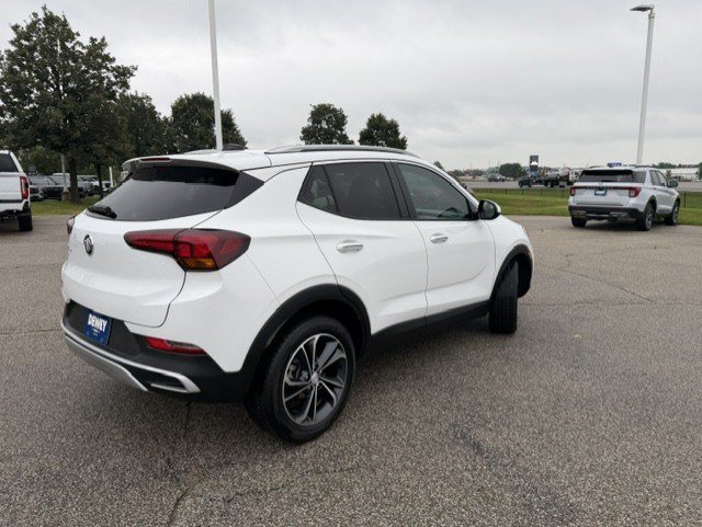 Used 2022 Summit White Buick Select image 7