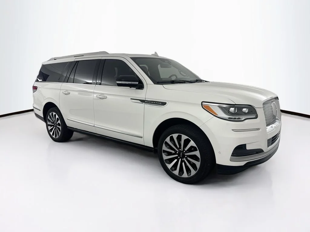 Used 2024 White Lincoln Reserve image 3