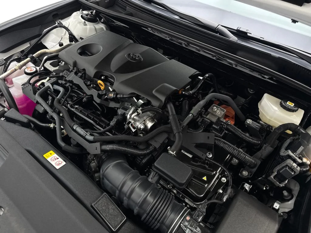 Used 2025 White Toyota LE image 75
