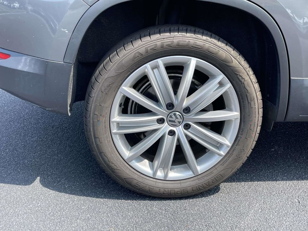 Used 2015 Gray Volkswagen SEL image 9