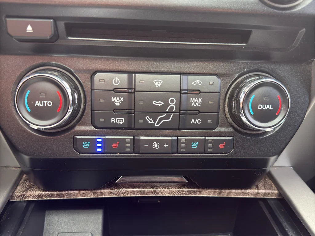 Used 2018 White Platinum Metallic Tri-Coat Ford LARIAT image 30
