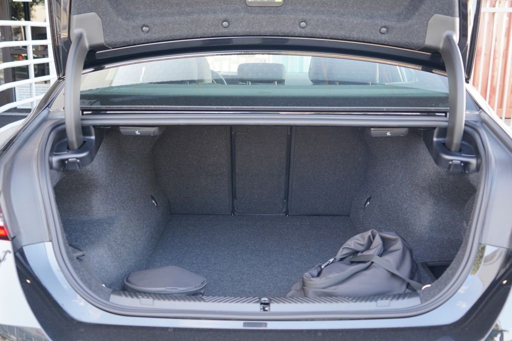 New 2027 Black Sapphire Metallic BMW 550e xDrive image 36