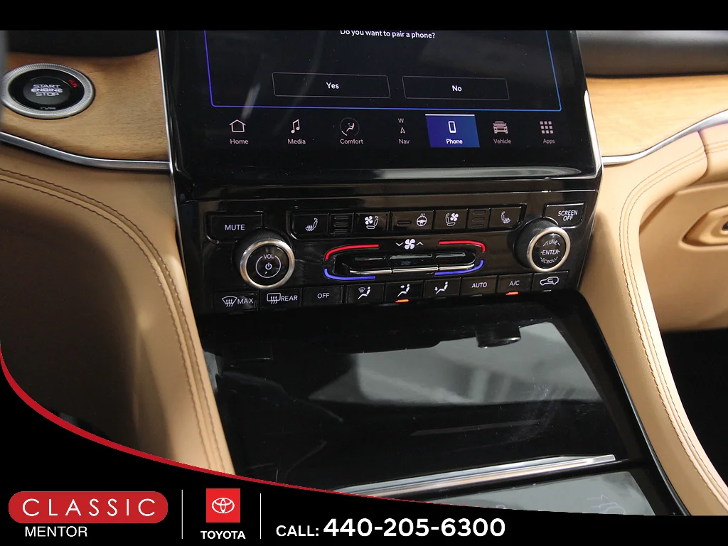 Used 2023 Diamond Black Crystal Pearl Coat Jeep  image 15