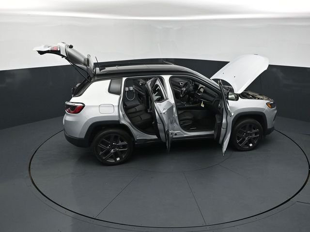 New 2026 Silver Zynith Metallic Clear-Coat Exterior Paint Jeep Limited image 30