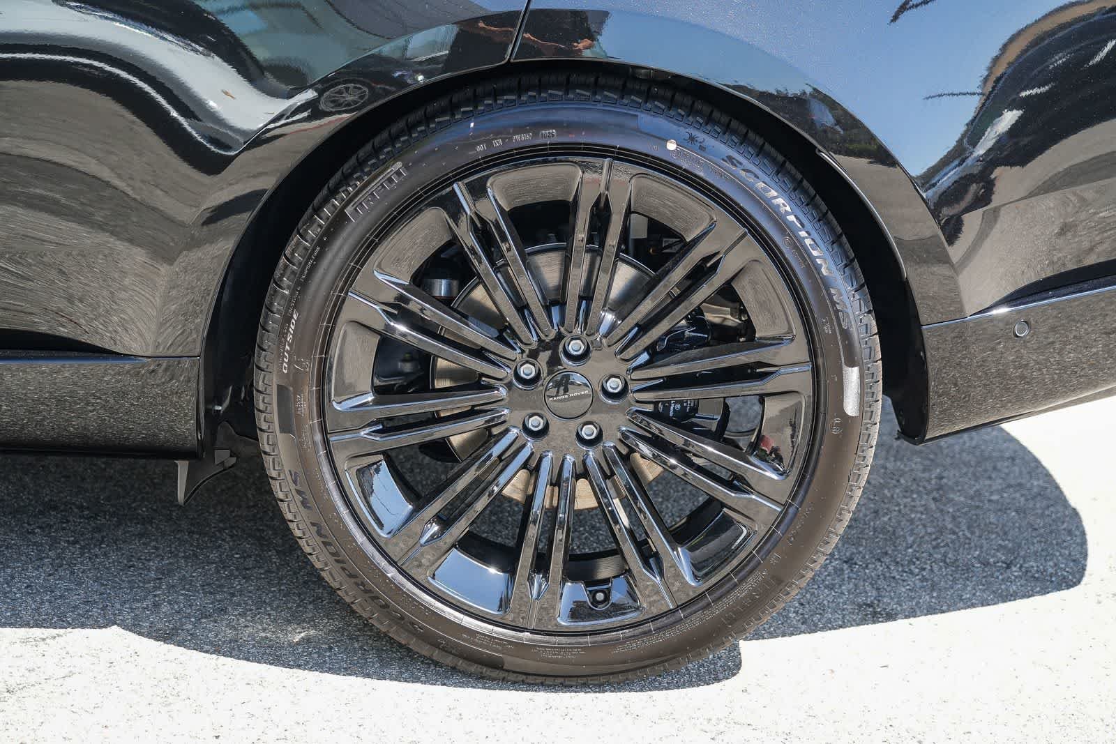 New 2026 Santorini Black Land Rover SE image 9