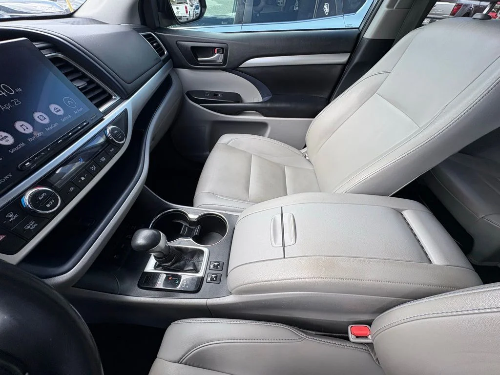 Used 2019 Predawn Gray Mica Toyota XLE image 22