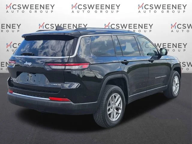 Used 2023  Jeep Laredo image 5
