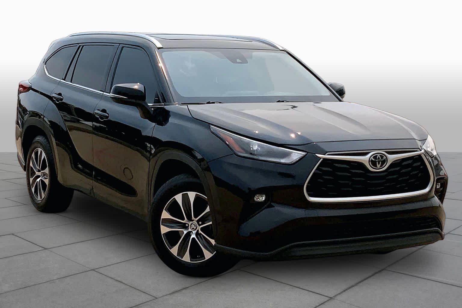 Used 2021 Midnight Black Metallic Toyota XLE image 3