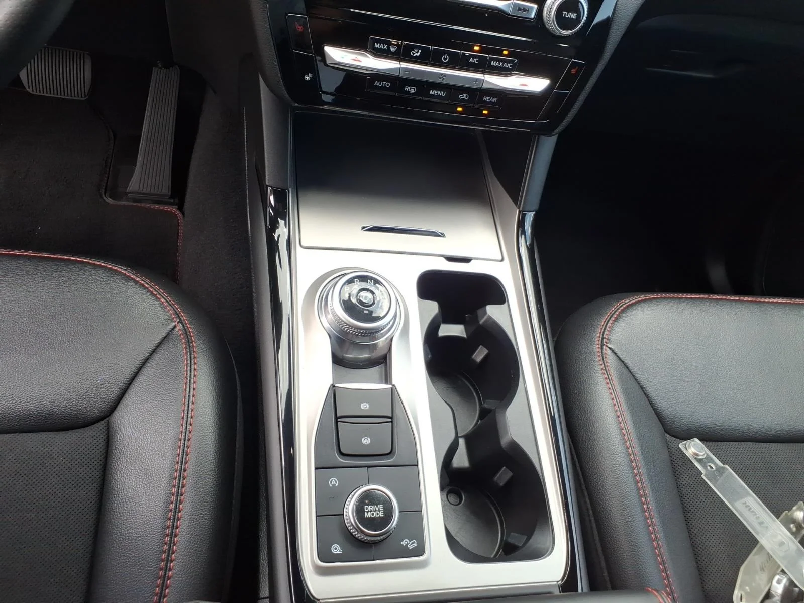 2024 Ford Explorer ST-LINE - Photo 15