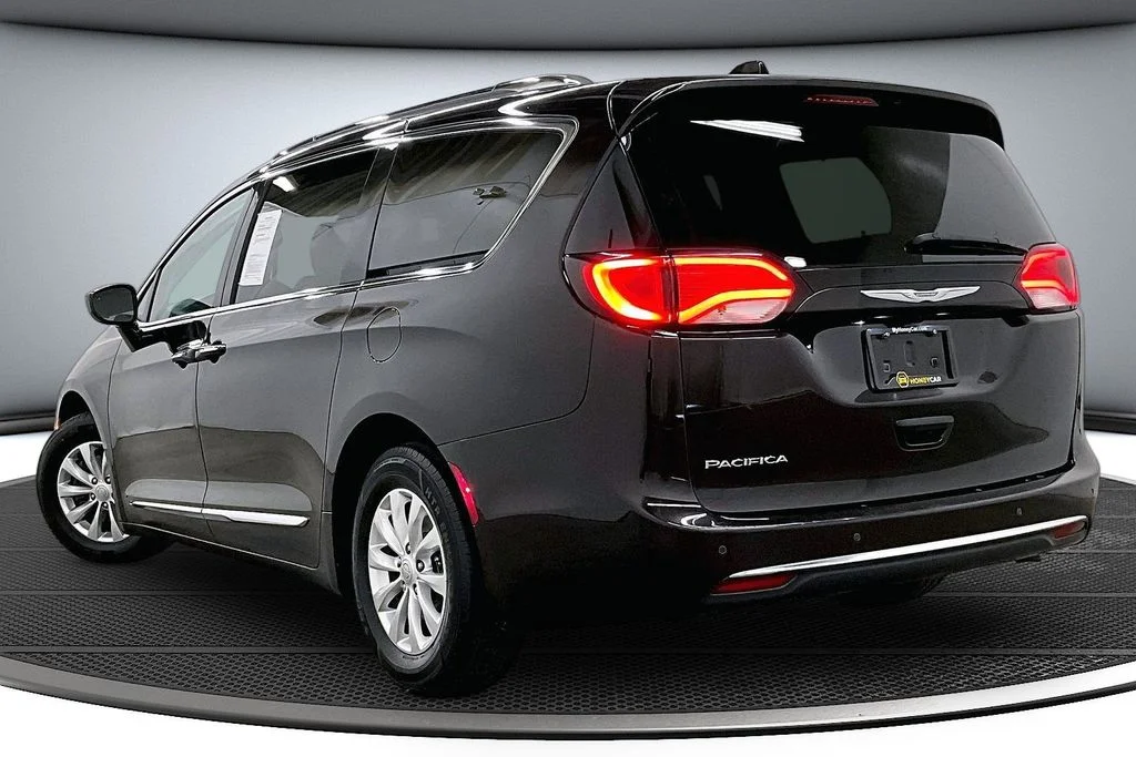 Used 2018 Red Chrysler Touring L image 4