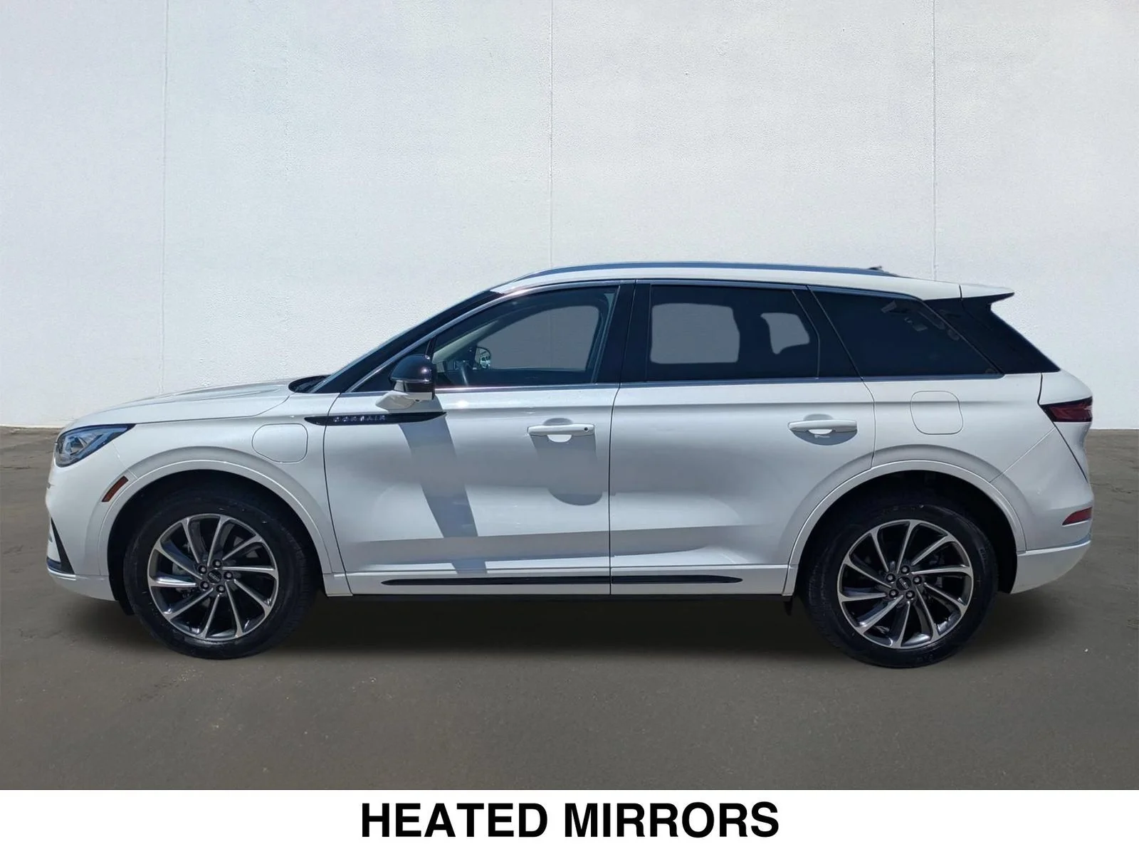 Used 2024 White Lincoln Grand Touring image 2
