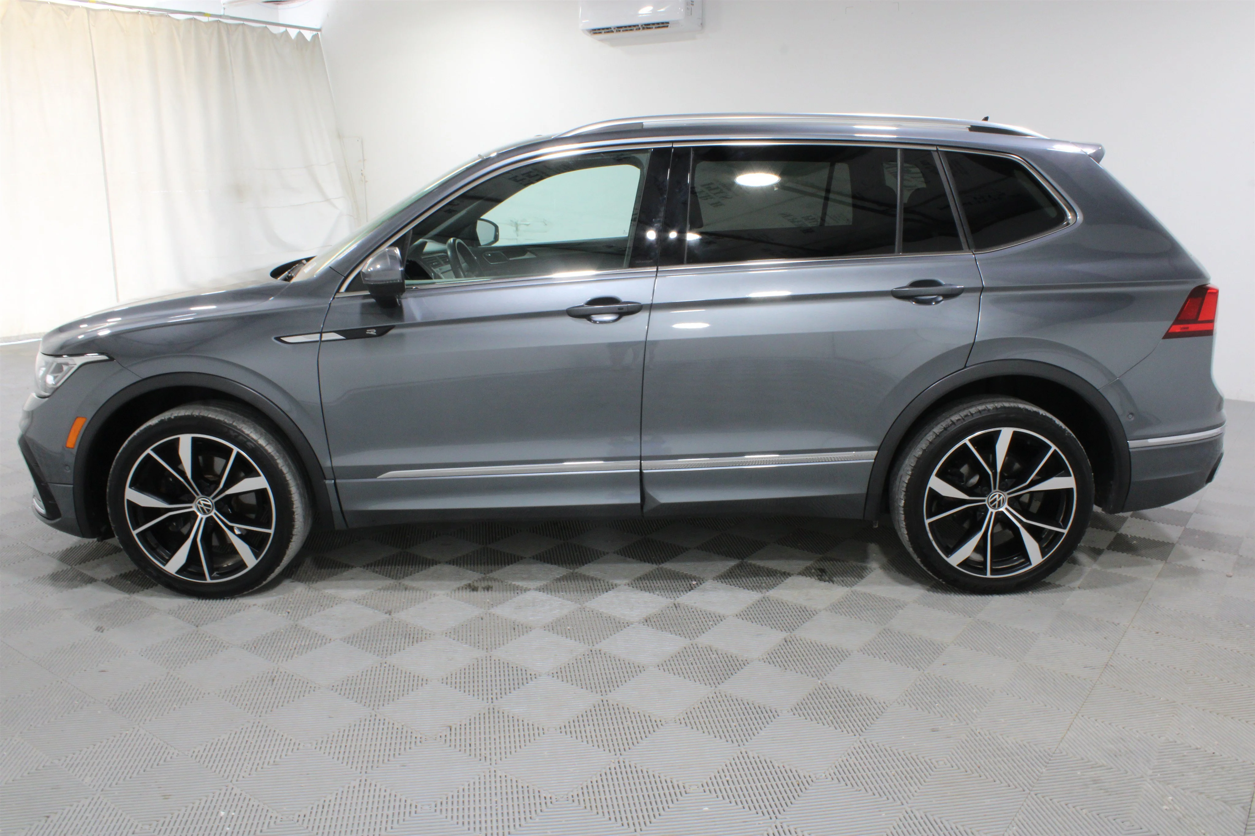 Used 2022 Gray Volkswagen SEL R-Line image 31