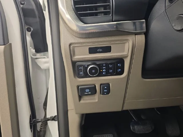 New 2026 Star White Metallic Tri-Coat Ford Platinum® image 43