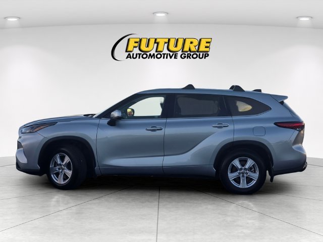 Used 2022 Silver Toyota LE image 7