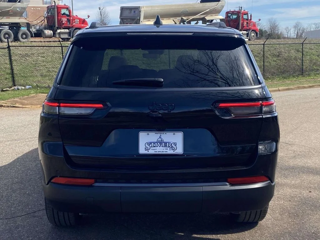 New 2026 Diamond Black Crystal Pearl-Coat Exterior Paint Jeep Limited image 6