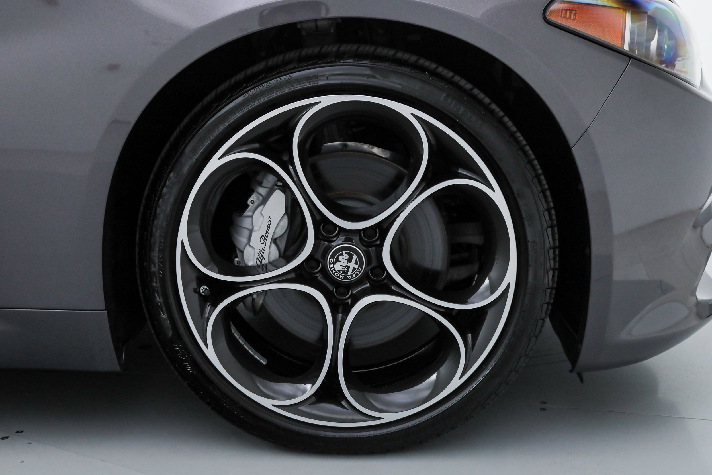 New 2025 Vesuvio Gray Metallic Exterior Paint Alfa Romeo  image 20