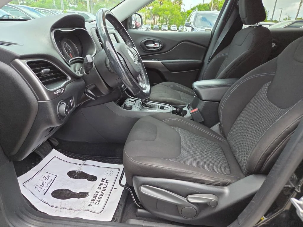 Certified Used 2019 Diamond Black Crystal Pearlcoat Jeep Latitude image 27