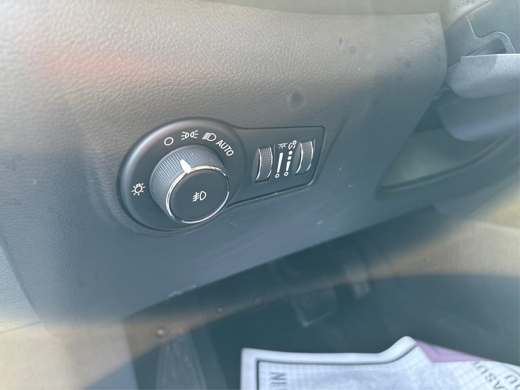 Used 2025 Silver Jeep Limited image 34