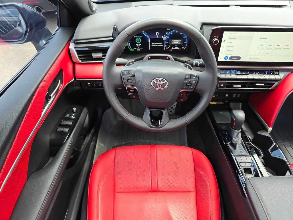 Used 2025  Toyota  image 16