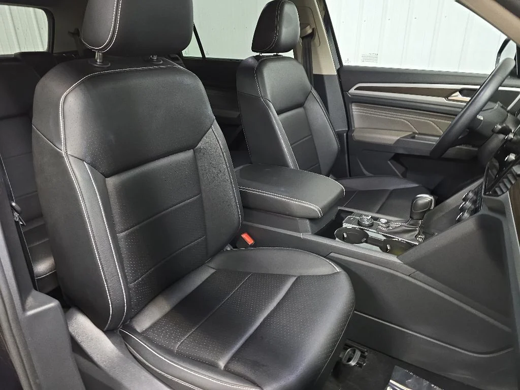 Used 2023 Black Volkswagen 3.6L V6 SE w/Technology image 14