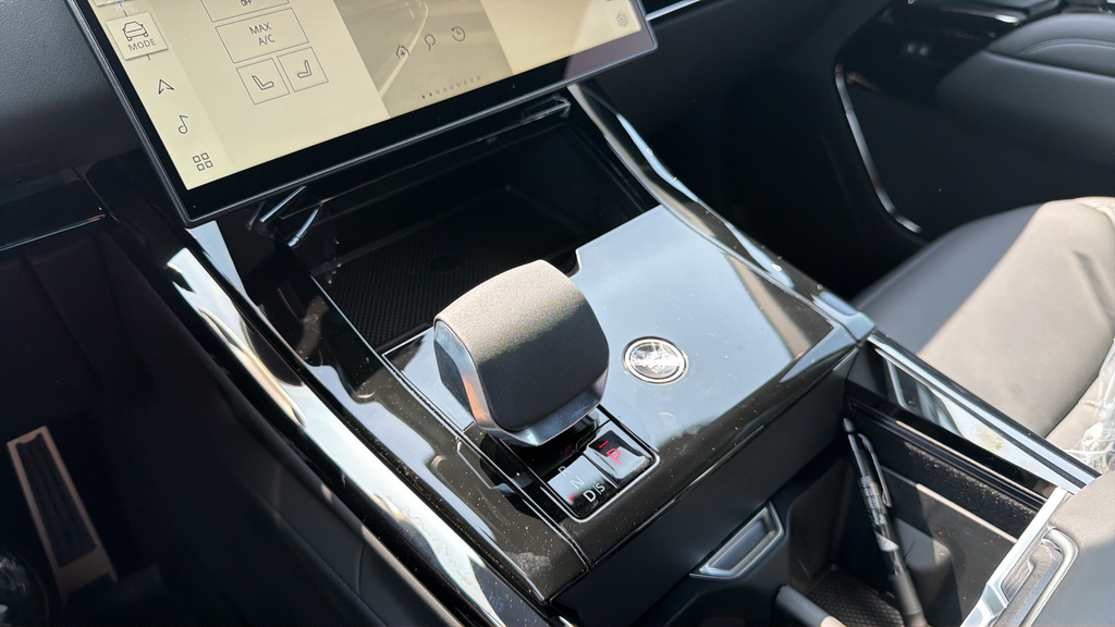 New 2026 Santorini Black Land Rover Dynamic SE image 19