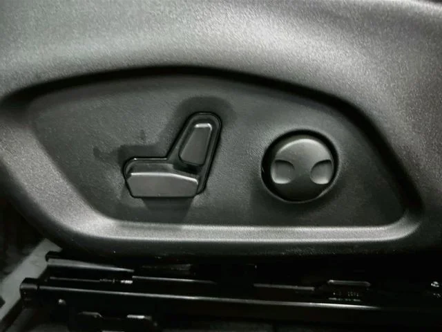 Used 2025 White Jeep Latitude image 24