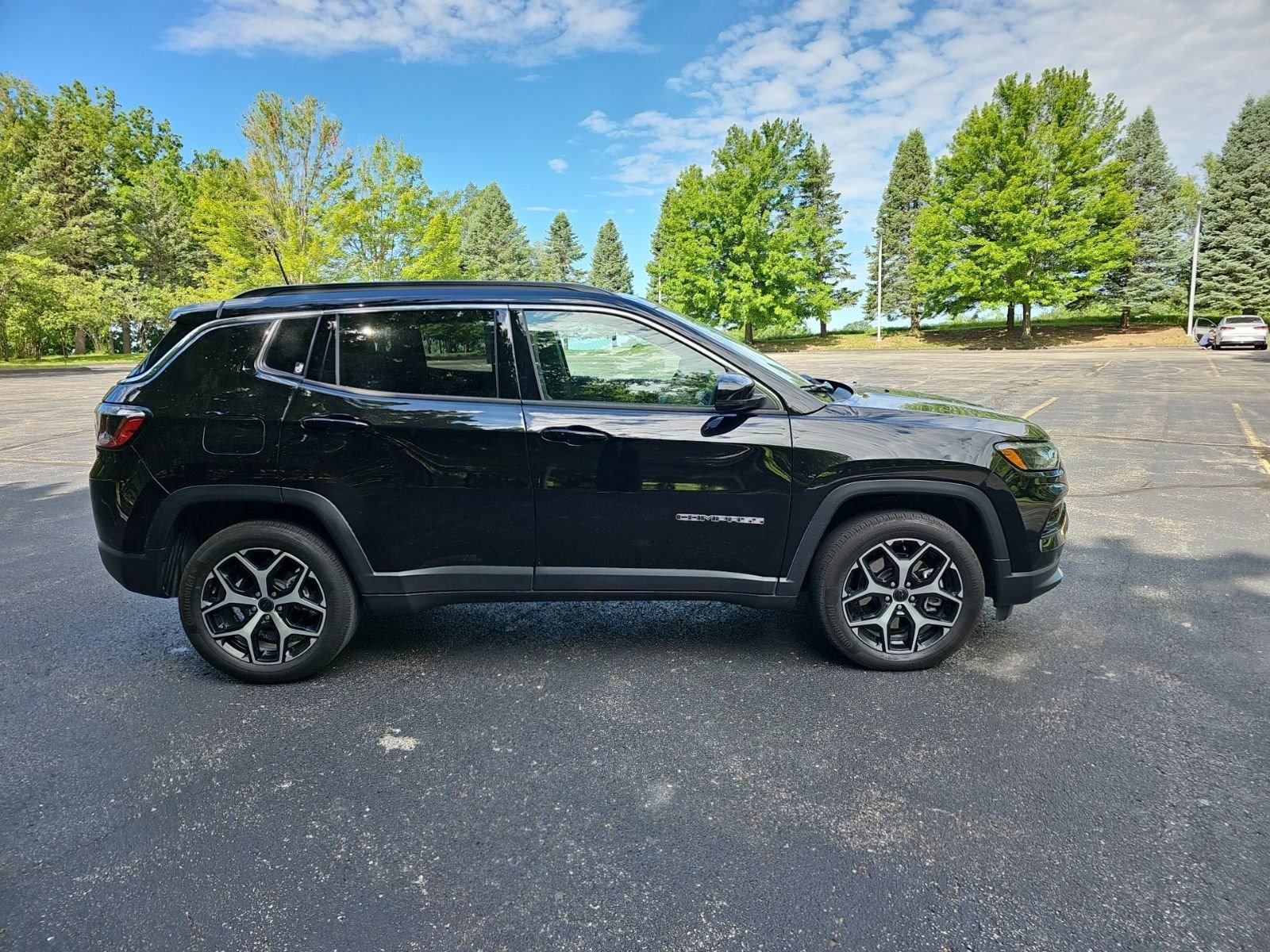 Certified Used 2025 Diamond Black Crystal Pearlcoat Jeep Limited image 6