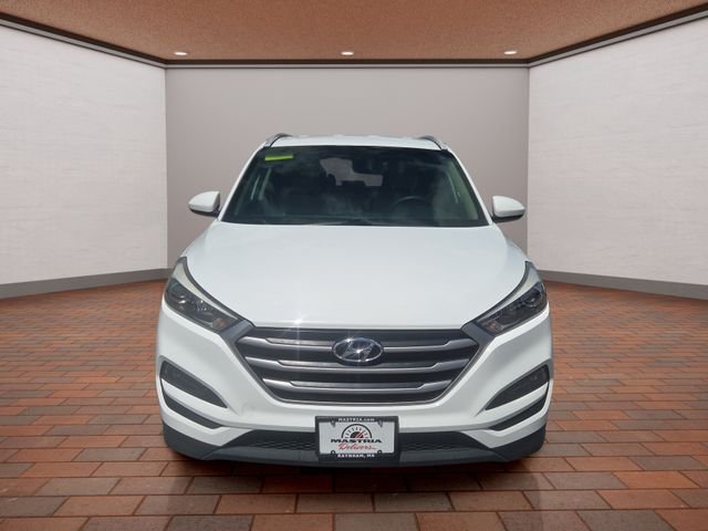 Used 2017 Winter White Hyundai SE image 2